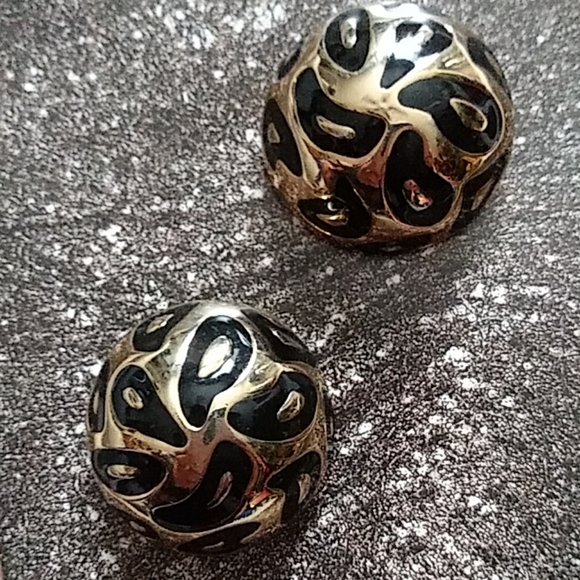 VINTAGE Oversized Gold Tone Artistic "RETRO" Design Dome Shaped Clip On Earrings - Picture 2 of 8